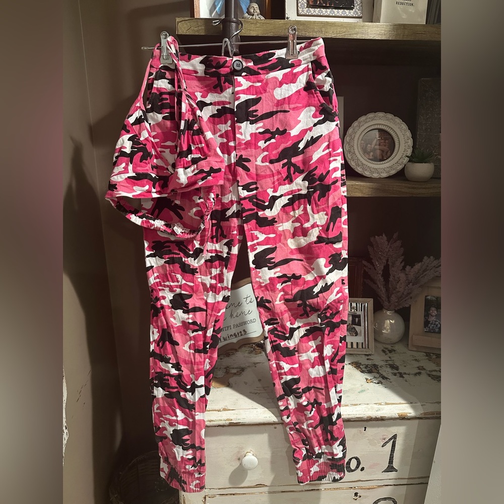 Worn once! Perfect matching outfit for a festival or concert!